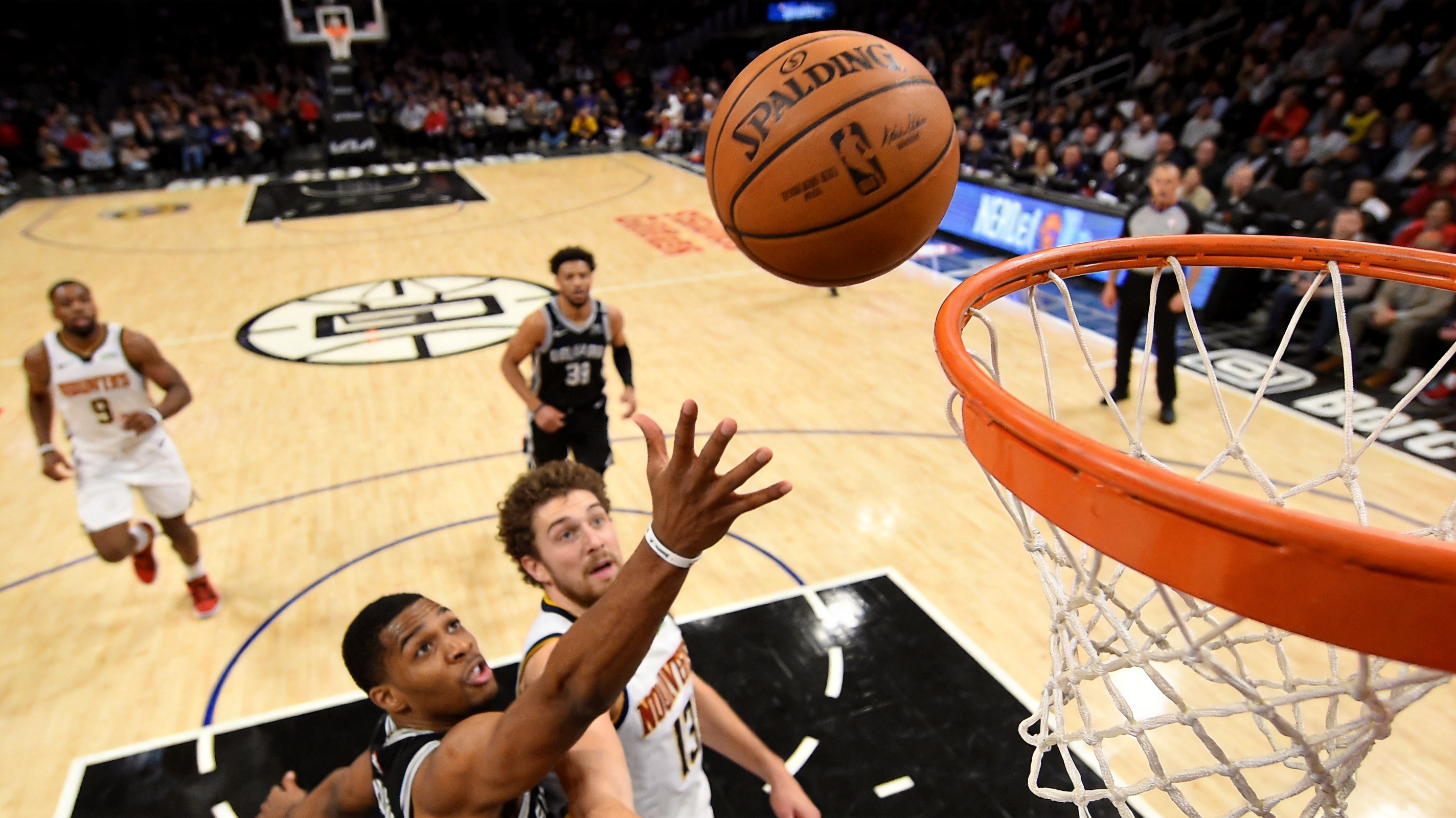 NBA新赛季篮球赛场精彩攻防瞬间