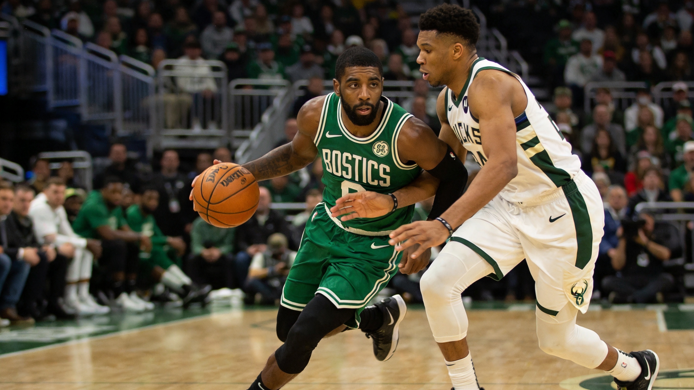 NBA季后赛凯尔特人对阵雄鹿的比赛中球员在球场上激烈对抗